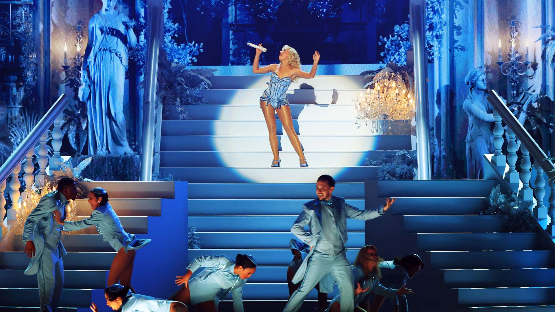 他的表现显 他的表现显